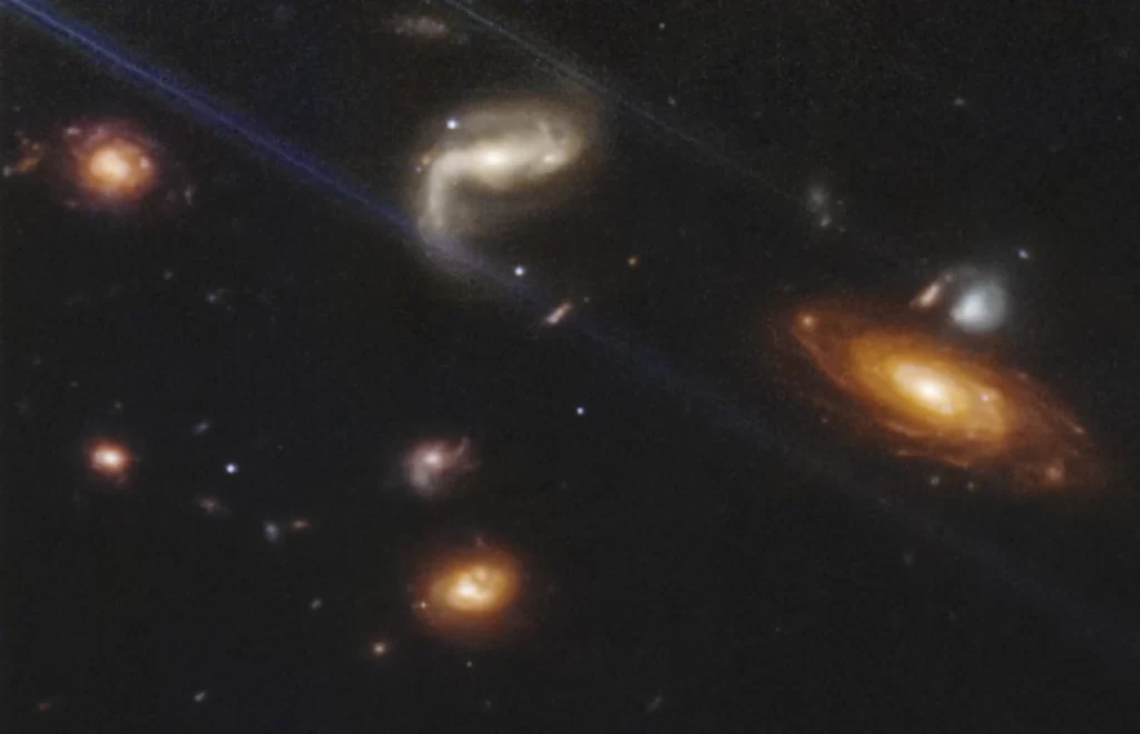 Un ingrandimento della prima foto di James Webb. Un gruppo di galassie a varie distanze. 