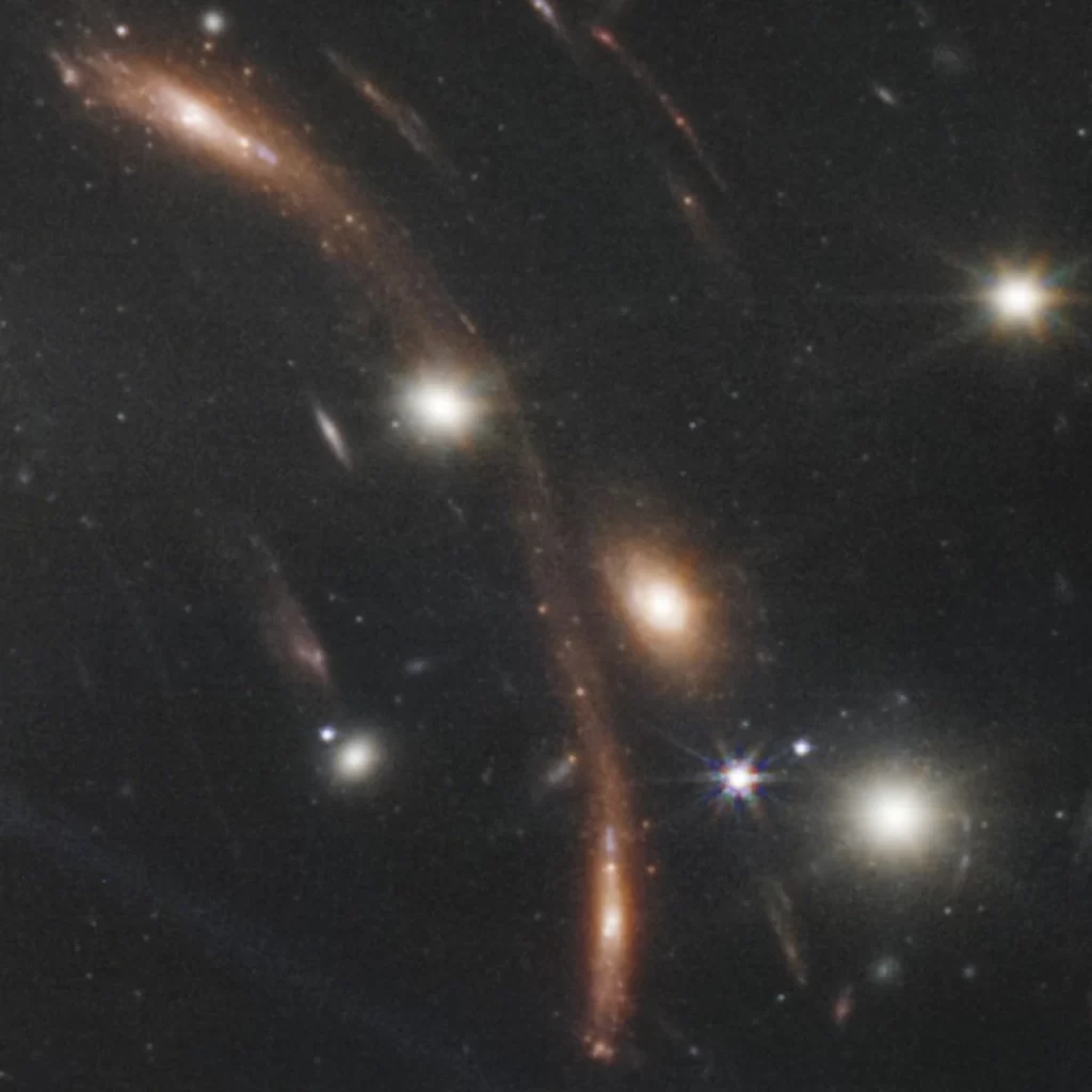 La distorsione di una galassia primordiale dovuto all'effetto della lente gravitazione creato dall'ammasso di galassie SMACS 0723.