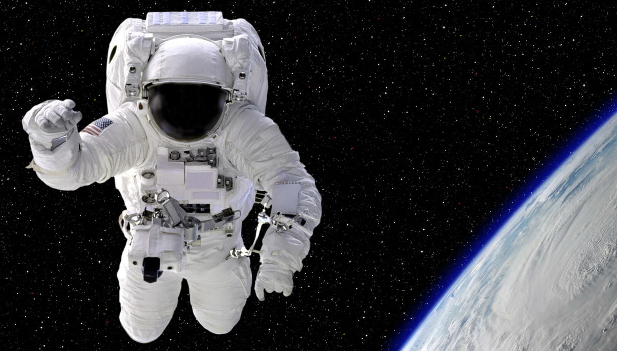 I "vestiti" degli astronauti devono essere particolari per potersi misurare con un ambiente, lo spazio, estremamente ostile ed inospitale.