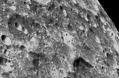 Le prime spettacolari foto della superficie della Luna scattate dalla sonda della NASA Orion, nell'ambito del programma spaziale Artemis