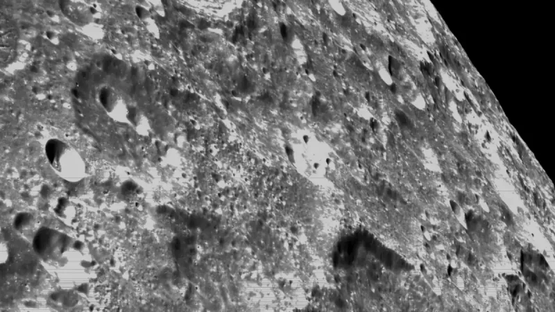 Le prime spettacolari foto della superficie della Luna scattate dalla sonda della NASA Orion, nell'ambito del programma spaziale Artemis