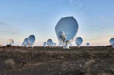Un nuovo progetto chiamato Breakthrough Listen, inizia la caccia di alieni con il radiotelescopio MeerKAT in Sud Africa.