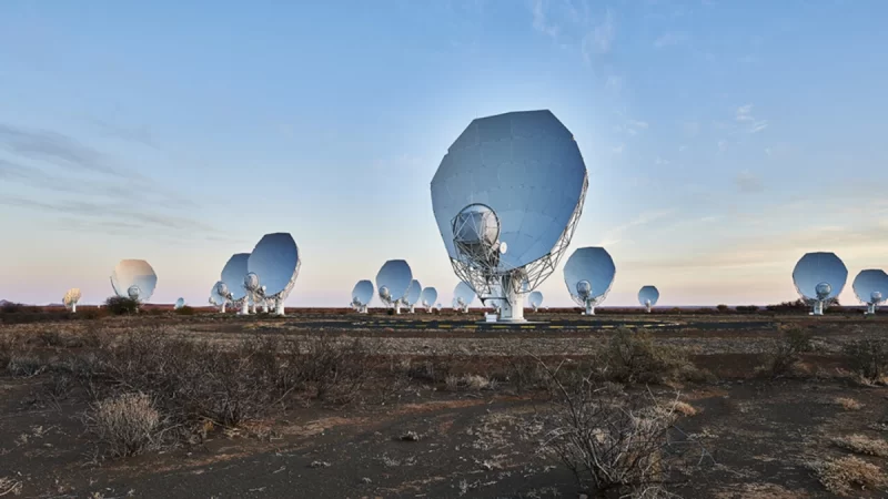 Un nuovo progetto chiamato Breakthrough Listen, inizia la caccia di alieni con il radiotelescopio MeerKAT in Sud Africa.