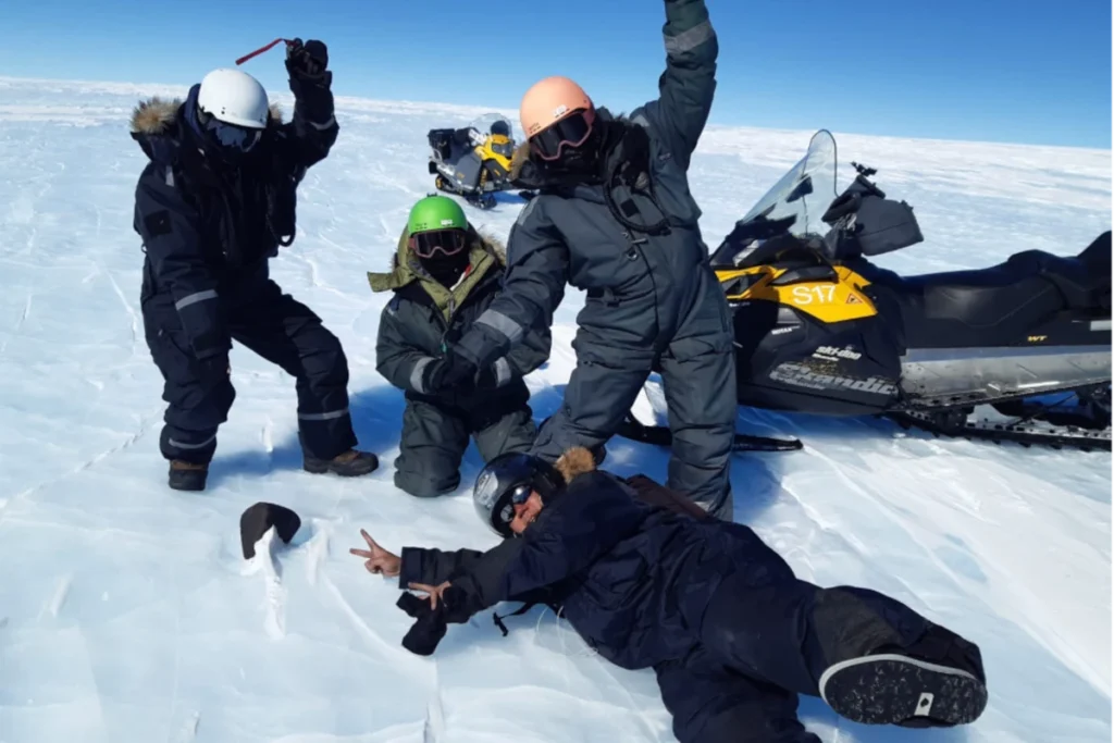  Una recente spedizione in Antartide ha scovato dei meteoriti sfruttando l'analisi satellitare ed un AI per circoscrivere la zona di ricerca
