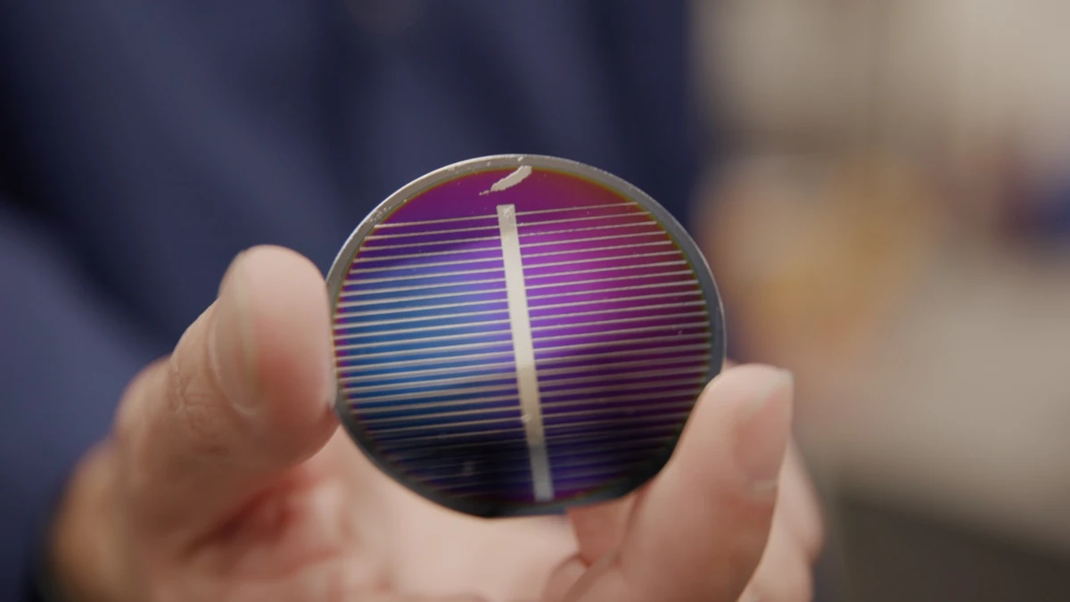 L'azienda di Jeff Bezos, la Blue Origin ha ideato un processo produttivo per creare celle solari a base di regolite lunare.