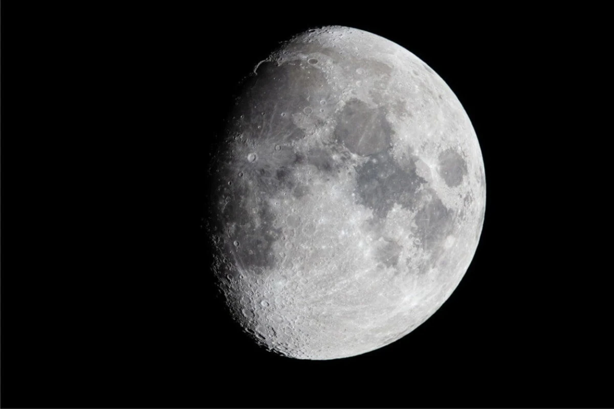 Une étude montre comment produire une couche de regulite, la poussière lunaire, en orbite réduirait le changement climatique.