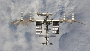 I funzionari della Roscosmos hanno confermato che la Russia rimane a bordo della Stazione Spaziale Internazionale (ISS) fino al 2028