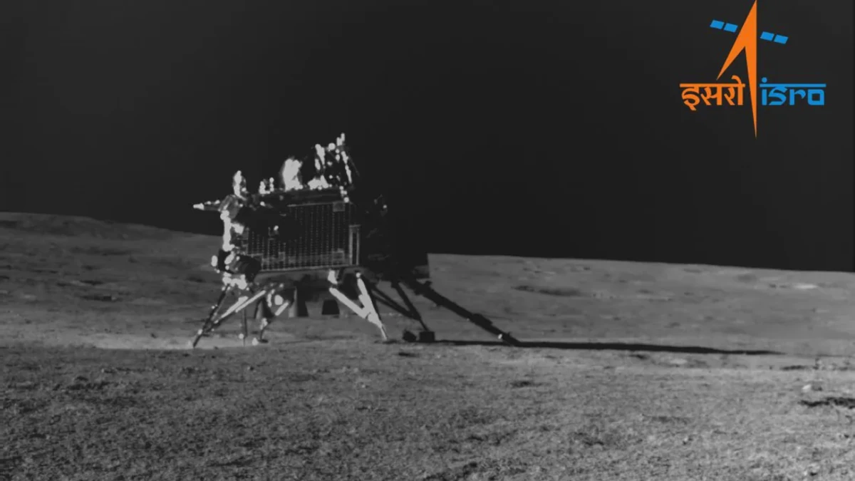 La sonda indiana Chandrayaan-3 atterrata al polo sud lunare sta svolgendo con il rover Pragyan i primi esperimenti pianificati