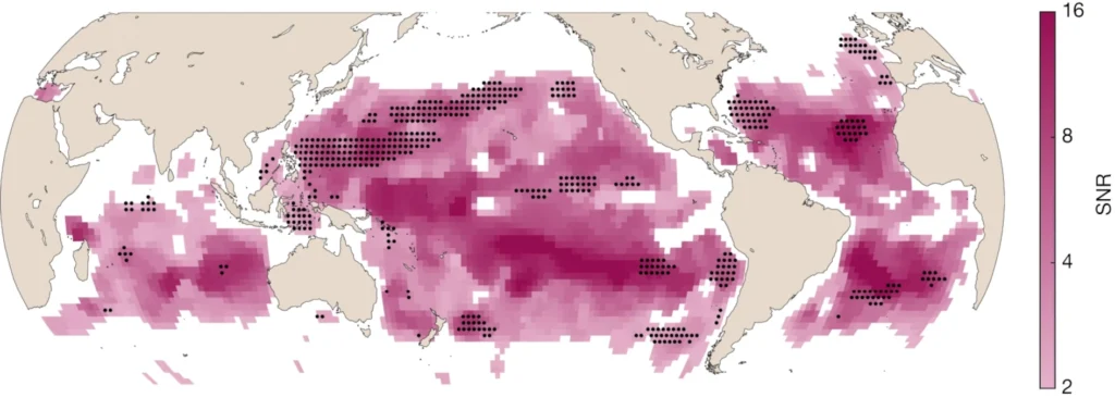 The map specifically indicates the signal-to-noise ratio (SNR). The black punctuations indicate regions with significant trends. MODIS-Aqua data from July 2002 to June 2022.
