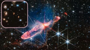 In una recente immagine del telescopio spaziale James Webb è comparso un punto interrogativo cosmico. Che cos'è questo strano oggetto ?