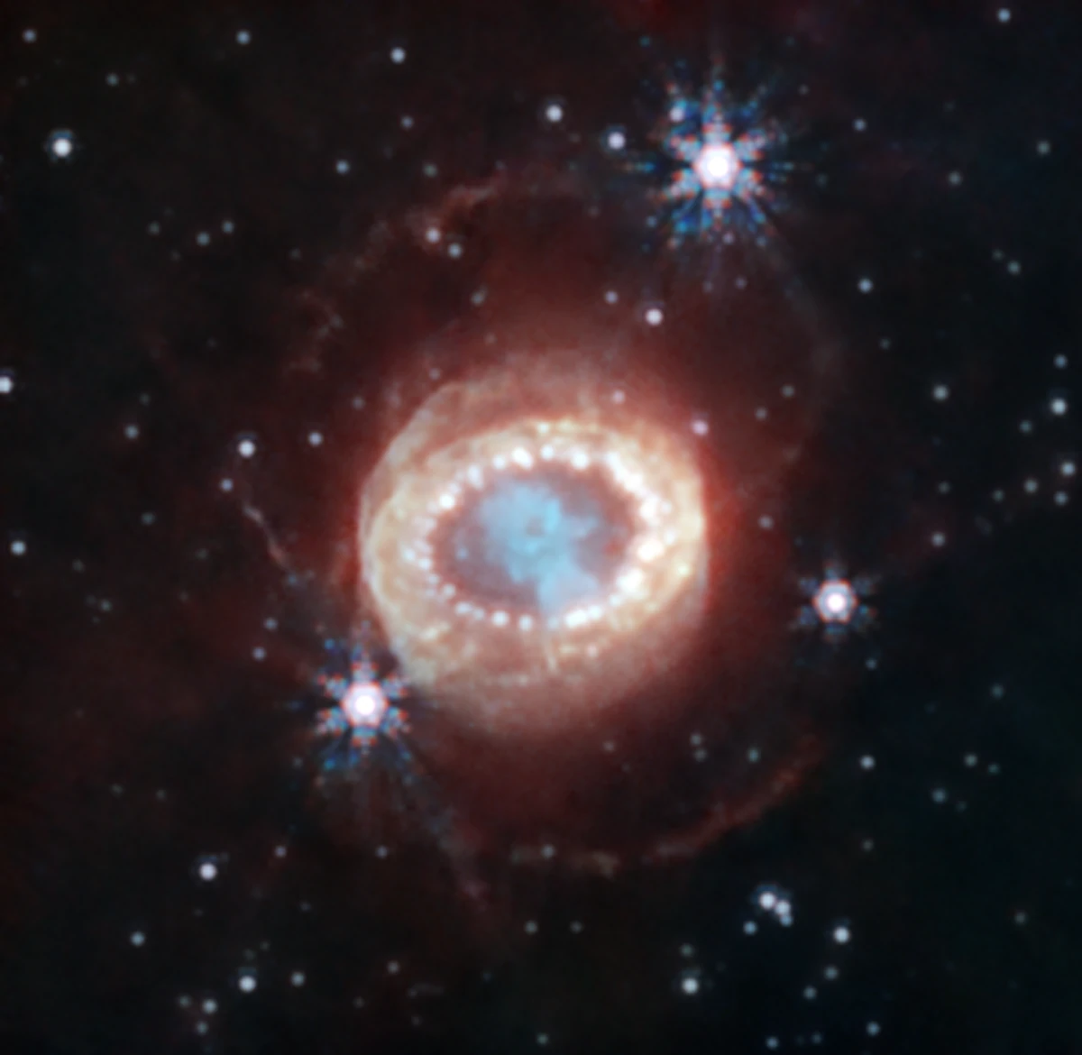 Uno studio condotto dall'università di Cardiff con il James Webb ha immortalato immagini spettacolari della supernova 1987A