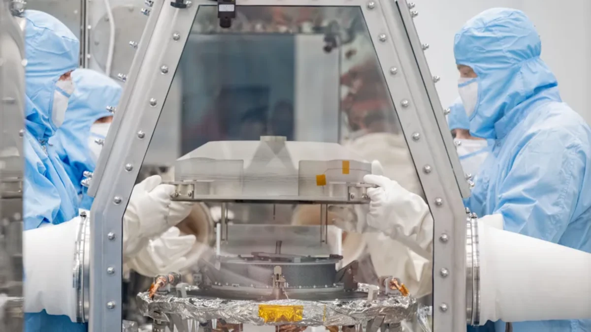 Al Johnson Space Center della NASA è stata aperta la capsula di OSIRIS-REx dove è presente il contenitore con i campioni di Bennu
