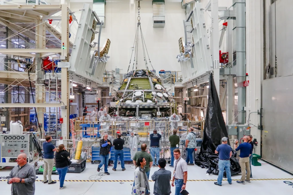 Pour la mission Artemis 2, les techniciens de la NASA joignent les modules de service du vaisseau spatial Orion pour le lancement de 2024