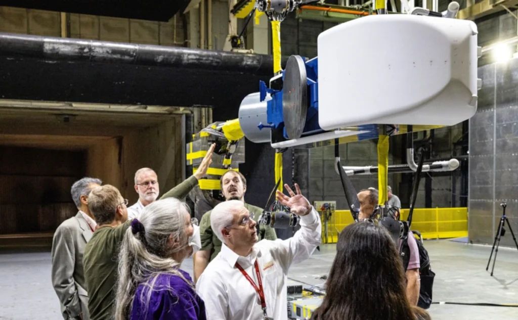 Il team Dragonfly esaminano il modello dopo che è stato sottoposto a test in galleria del vento. Credit: NASA