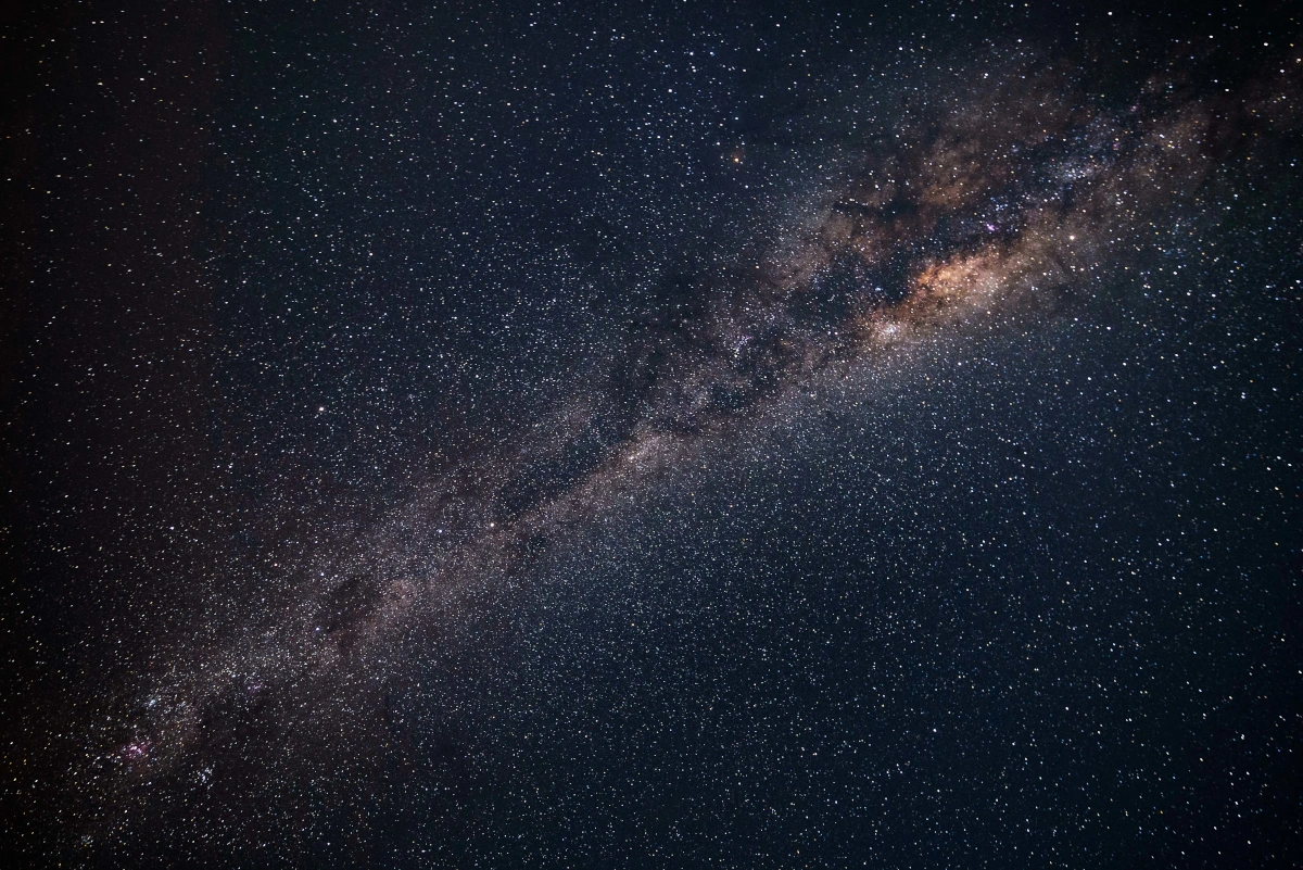 Perchè quando ammiriamo il cielo notturno ci sono alcune zone dello spazio dove regna il buio, nonostante i miliardi di miliardi di stelle ?
