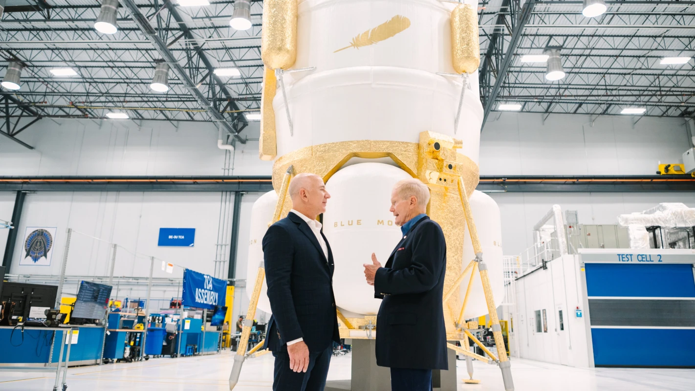 La société Blue Origin a présenté le prototype du module lunaire Blue Moon Mark 1 commandé par la NASA pour le programme Artemis