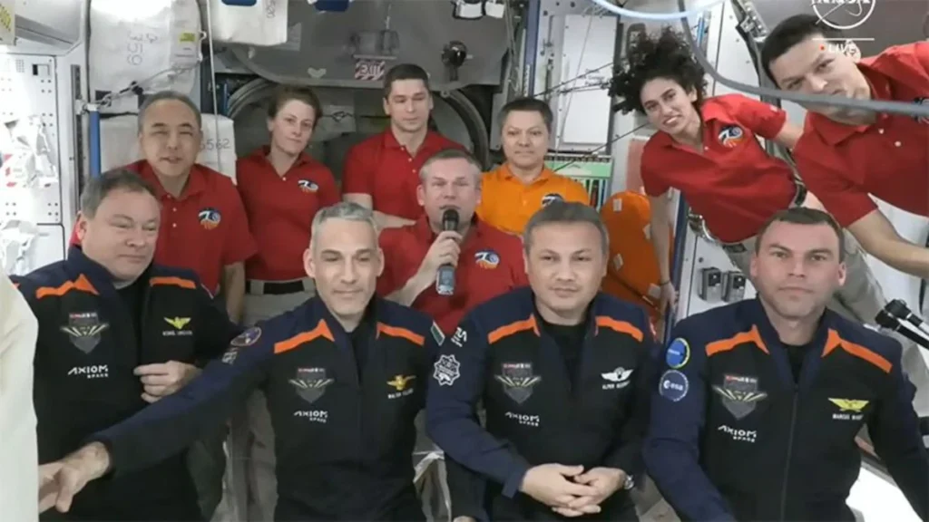 L'equipaggio combinato della Stazione Spaziale Internazionale comprende sette astronauti dell'Expedition 70 (in rosso e arancione) e l'equipaggio dell'Ax-3 (fila in basso, da sinistra): Michael Lopez-Alegria, Walter Villadei dell'Italia, Alper Gezeravcı della Turchia, Marcus Wandt della Svezia.(Credito immagine: NASA TV)