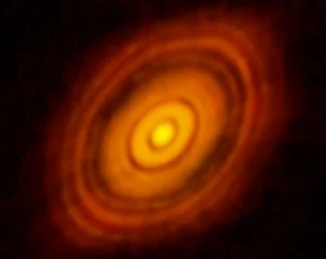 Un team di ricerca ha scoperto la presenza di acqua in un disco protoplanetario intorno la stella HL Tuari a circa 450 anni luce da noi