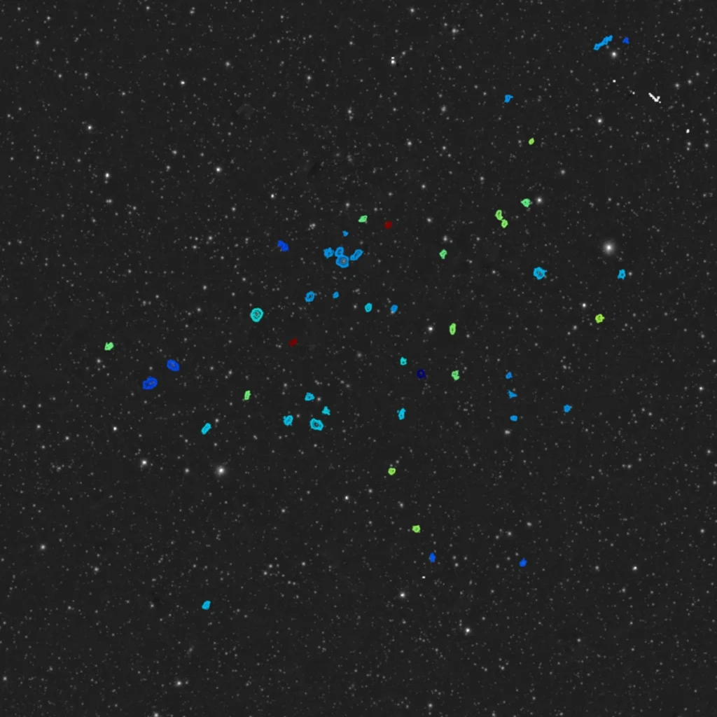 Un gruppo di astronomi, con il telescopio MeerKAT, ha scoperto 49 nuove galassie mentre studiava un altro fenomeno un una radiogalassia
