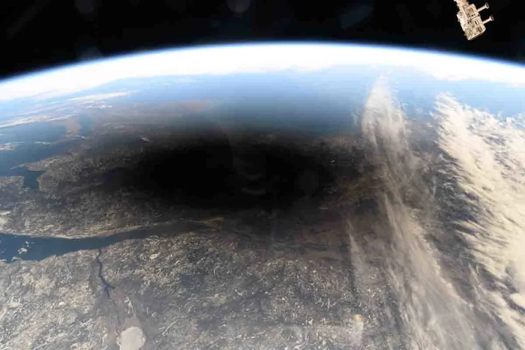 L'equipaggio d a bordo della ISS hanno potuto osservare il recente eclissi solare dallo spazio, catturando immagini mozzafiato